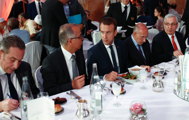 الرئيس الفرنسي يشارك المسلمين في حفل إفطار بباريس